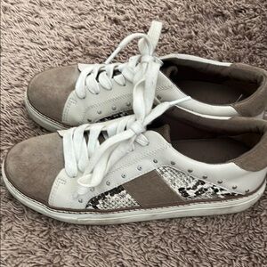 Crown Vintage Stylish White and Tan Women's Sneakers